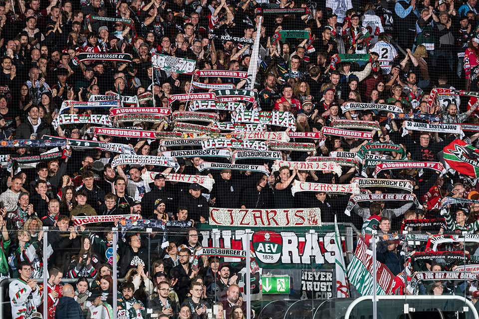 Auftakt im ausverkauften Curt-Frenzel-Stadion.