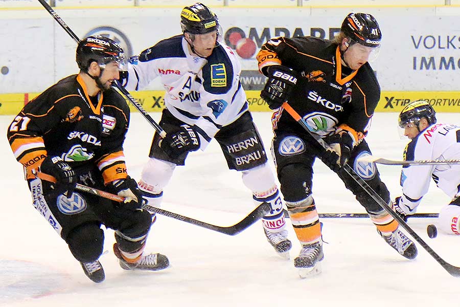 Ingolstadts Derek Hahn und Wolfsburgs Timothy Hambly versuchen an den Puck zu kommen.