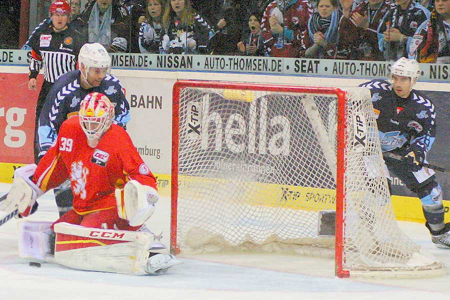 Dsseldorfs Schlussmann Tyler Beskorowany hat den Puck vor dem Hamburger Adam Mitchell.