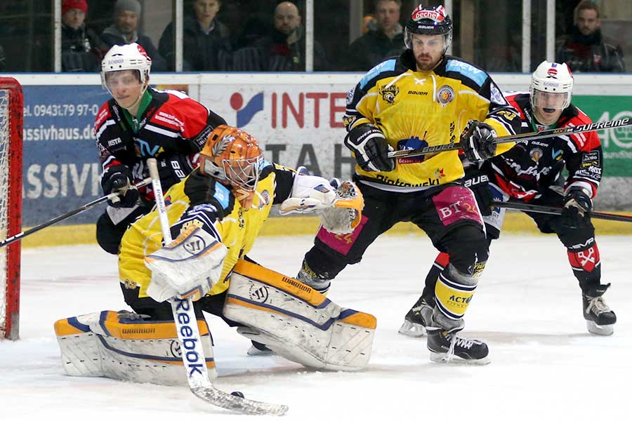 Bayreuths Torwart Johannes Wiedemann sichert den Puck beim Spiel in Regensburg.