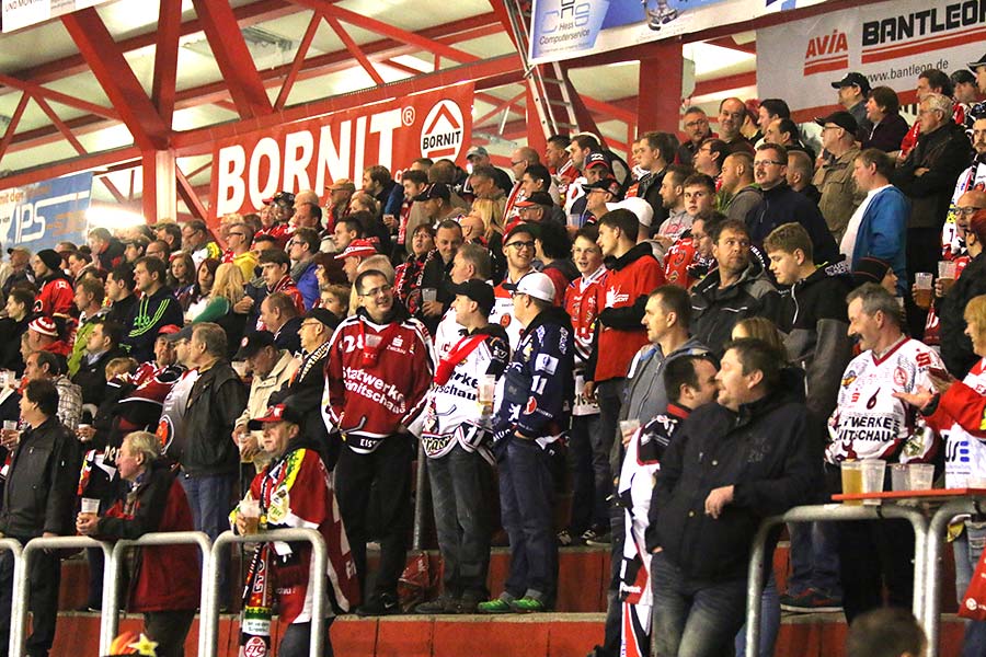 Von den Rngen flogen erneut Gegenstnde auf die Eisflche im Crimmitschauer Eisstadion.