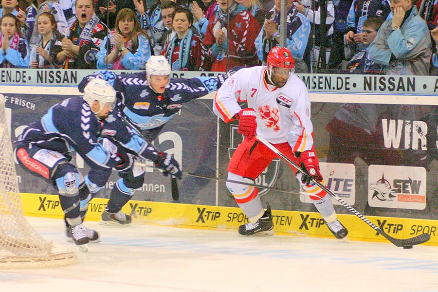 Dsseldorfs Shawn Belle versucht den Puck gegen zwei  Freezers zu behaupten.