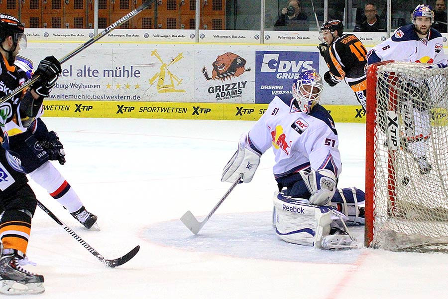 Tor zum 1:1 fr die Grizzly Adams Wolfsburg gegen den EHC Mnchen.