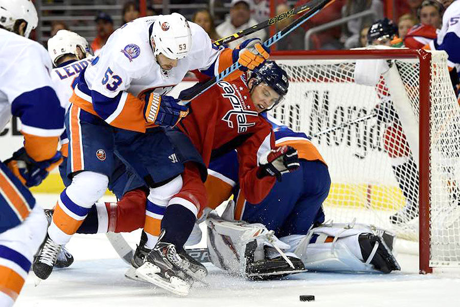 Washingtons Andre Burakovsky vor dem Tor der New York Islanders.