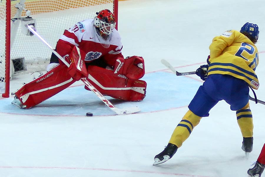 Filip Forsberg macht seinen Hattrick perfekt und trifft zum 6:0 gegen sterreichs Torwart Bernhard Starkbaum.