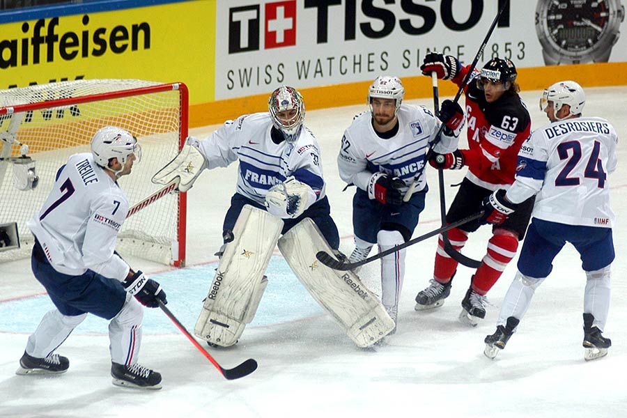 Frankreichs Schlussmann Ronan Quemener hat den Puck vor Kanadas Tyler Ennis.