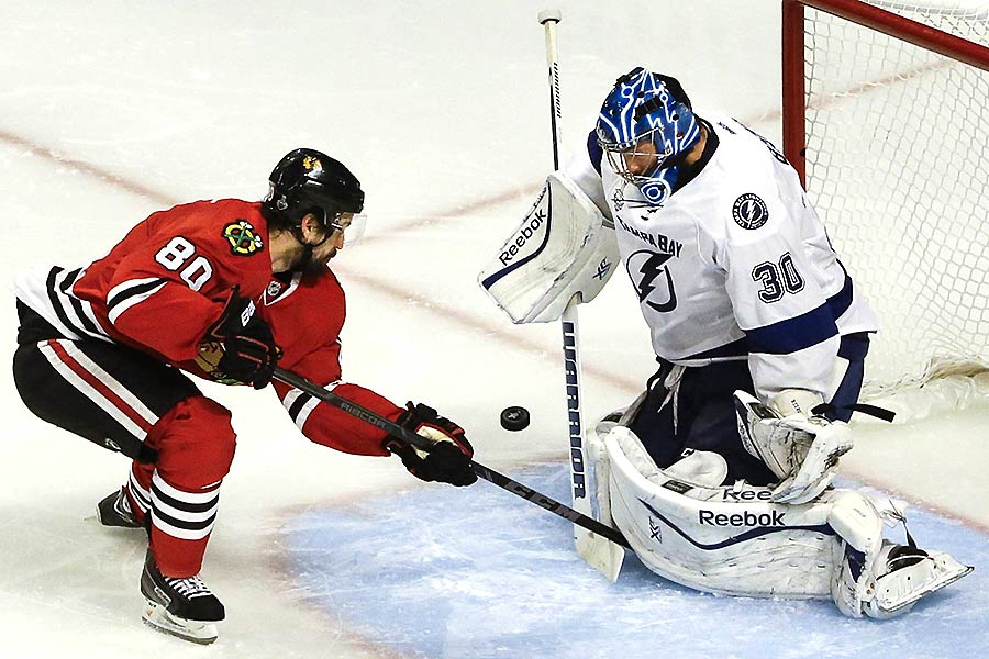 Chicagos Antoine Vermette gegen Tampa Bays Ben Bishop.