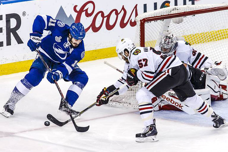 Tampa Bays Brian Boyle versucht zum Tor der Blackhawks zu kommen.