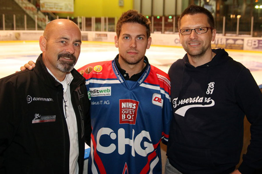 Trainer Daniel Naud, Neuzugang Tyler Gron und Geschftsfhrer Rainer Schan.