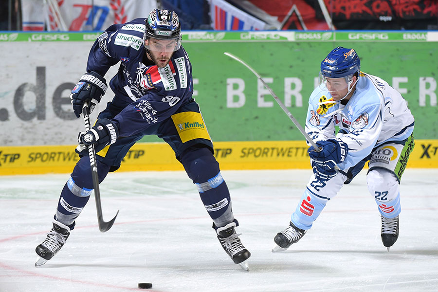 Laufduell zwischen Berlins Constantin Braun und Straubings Mike Connolly.