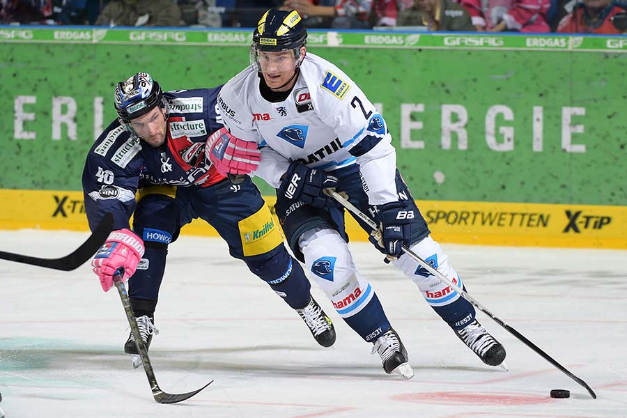 Laufduell zwischen Darin Olver von den Eisbren Berlin und Patrick McNeill vom ERC Ingolstadt.