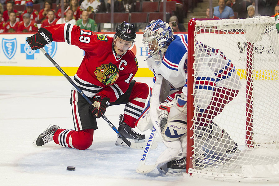 Chicagos Jonathan Toews vor dem Tor der New York Rangers.