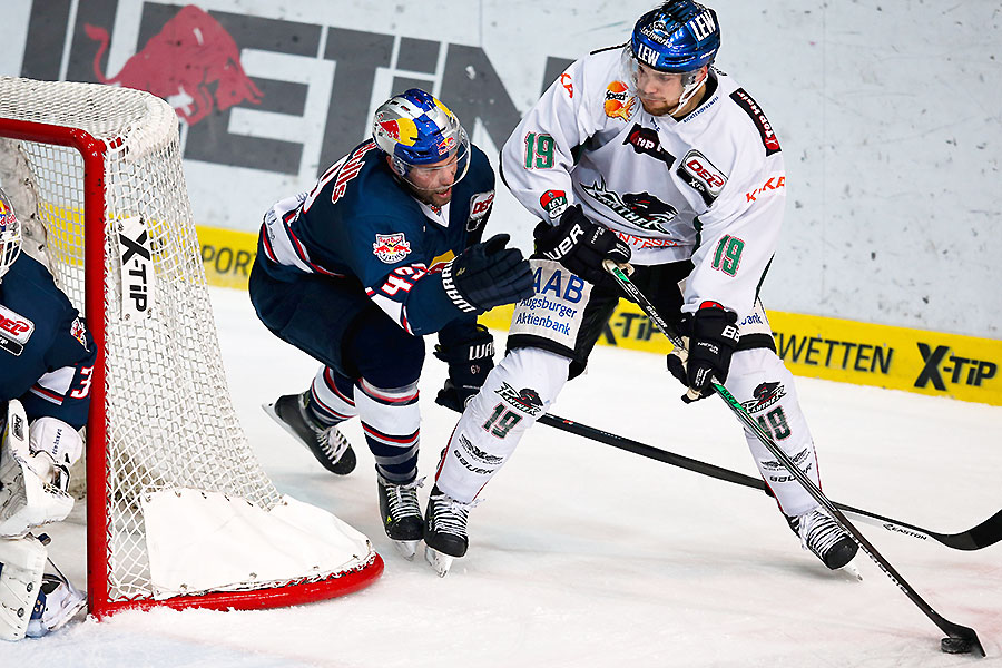 Mnchens Richie Regehr gegen Augsburgs Andrew LeBlanc.