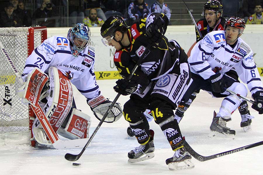 Torchance fr Krefelds Norman Hauner im Spiel gegen die Iserlohn Roosters.