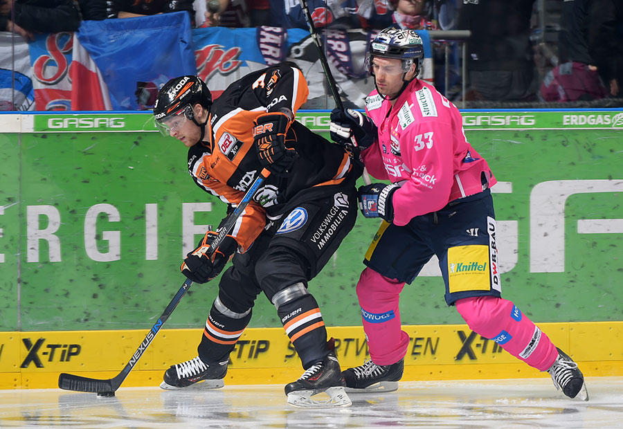 Berlins Petr Pohl im Zweikampf mit Jimmy Sharrow von den Grizzlys Wolfsburg.