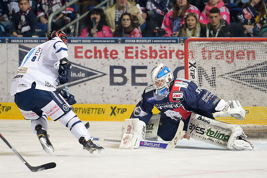 Iserlohns Chad Bassen gegen Berlins Torwart Petri Vehanen.