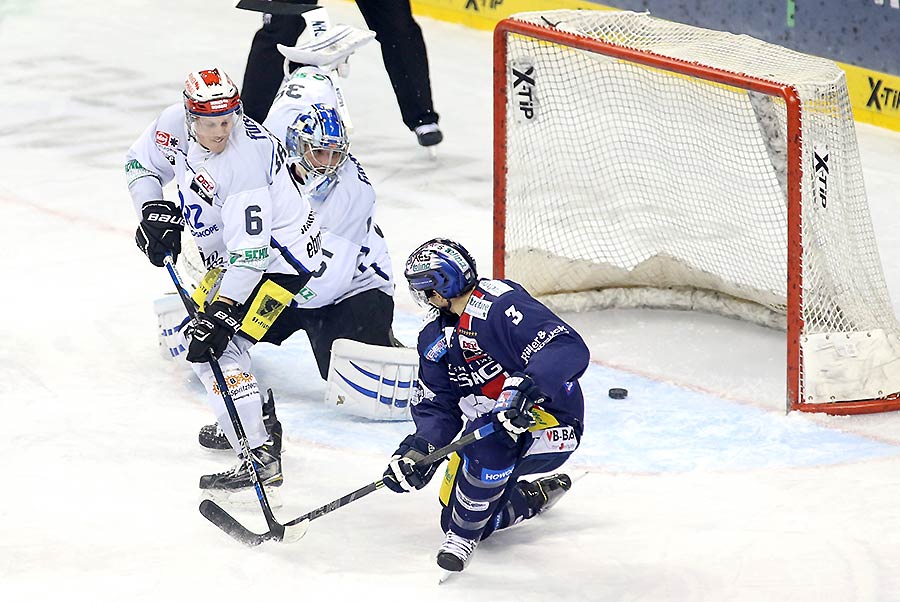 Bruno Gervais von den Eisbren Berlin erzielt das Tor zum 2:0 gegen Benedikt Brckner und Joey MacDonald.