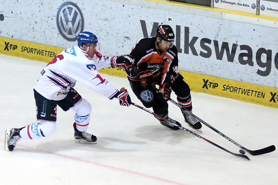 Mannheims Martin Buchwieser gegen Wolfsburgs Bjrn Krupp.