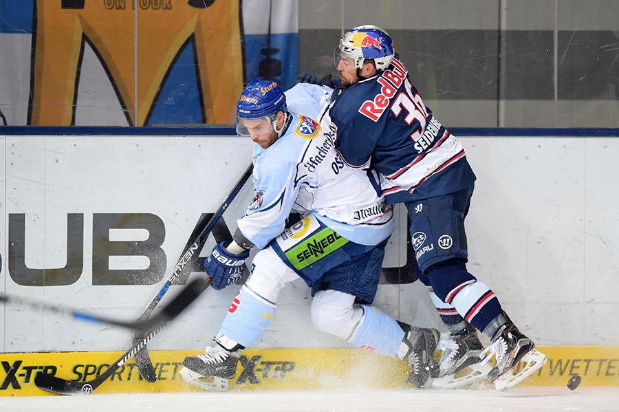 Florian Ondruschka von Straubing Tigers und Keith Aucoin vom EHC Red Bull Mnchen.