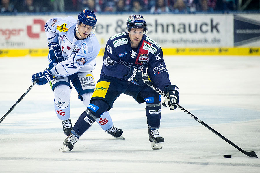 Berlins Mark Olver gegen Straubings Sandro Schnberger.