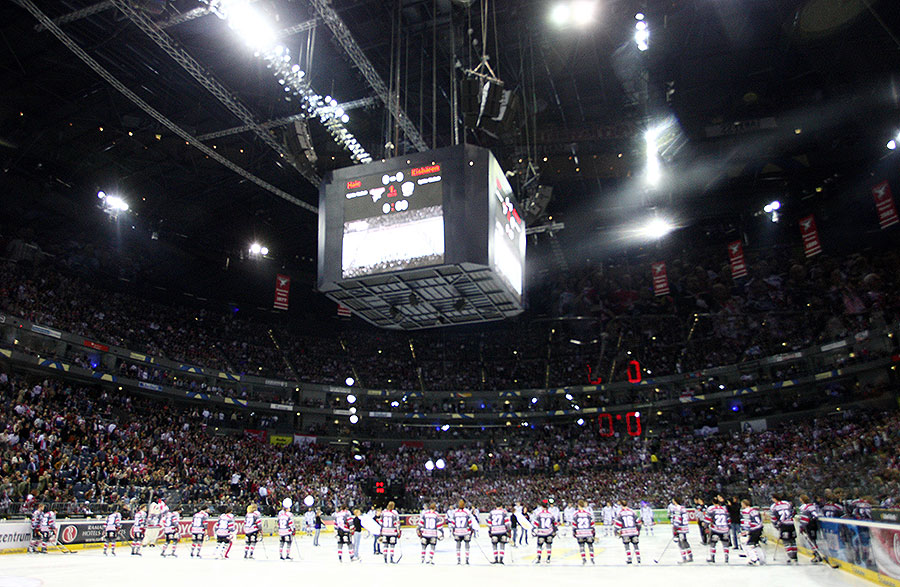 Die Klner Arena ist am Freitag doppelt belegt.