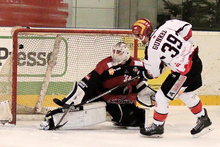 Philipp Gunkel verwandelt den entscheidenden Penalty zum Sieg der Saale Bulls in Hannover.