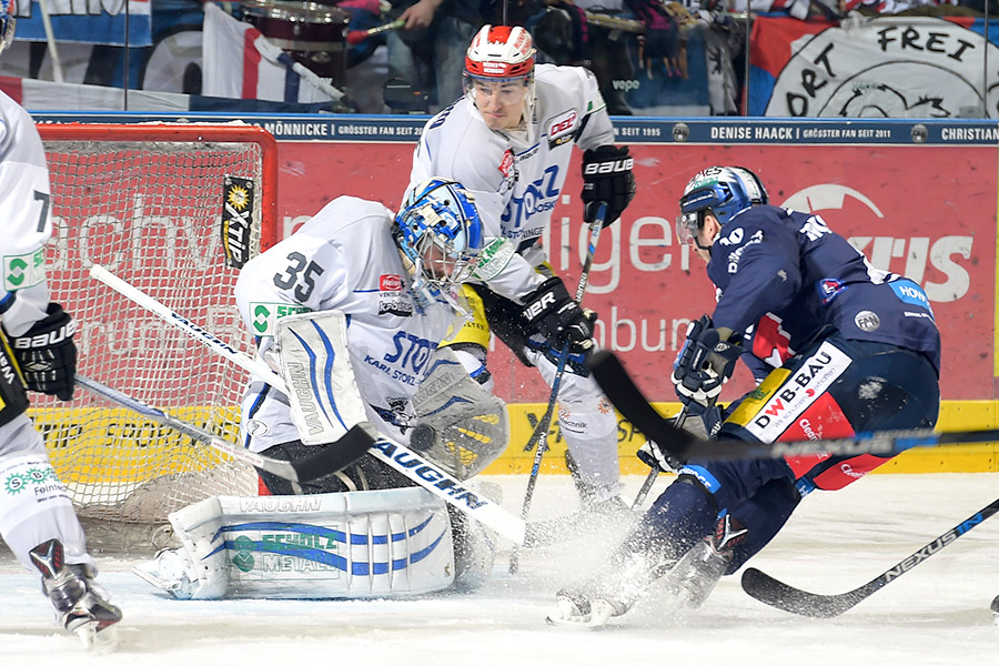 Berlins Spencer Machacek gegen die Schwenninger Joey Macdonald und Simon Danner.