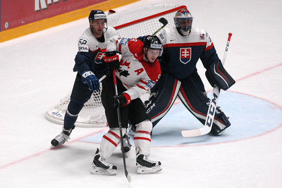 Kanadas Matt Duchene lauert vor dem slowakischen Tor.