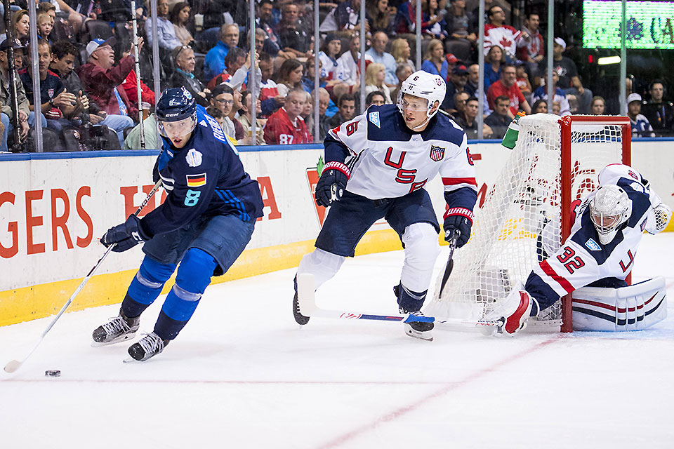 Tobias Rieder (links) gegen Erik Johnson und Torwart Jonathan Quick.