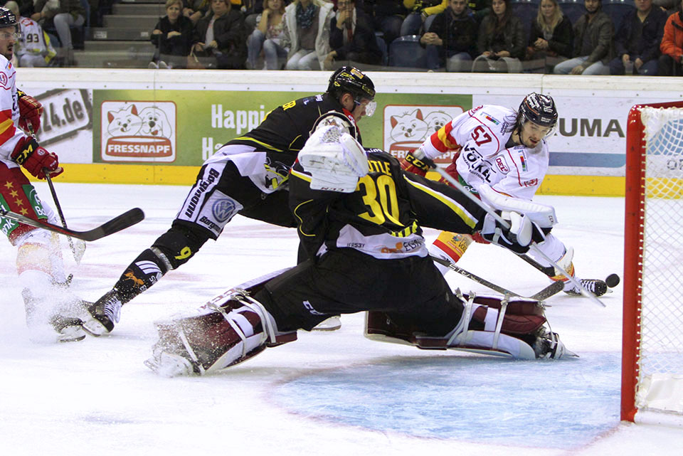 Torchance fr Dsseldorfs Daniel Wei im Spiel bei den Krefeld Pinguinen.