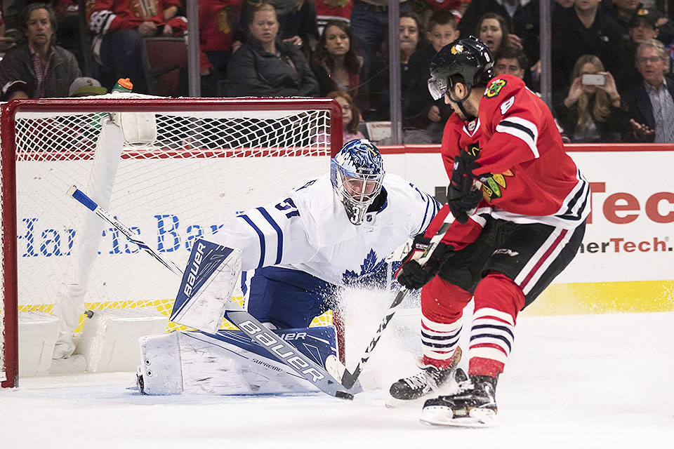 Chicagos Nick Schmaltz gegen Torontos Torwart Frederik Andersen.