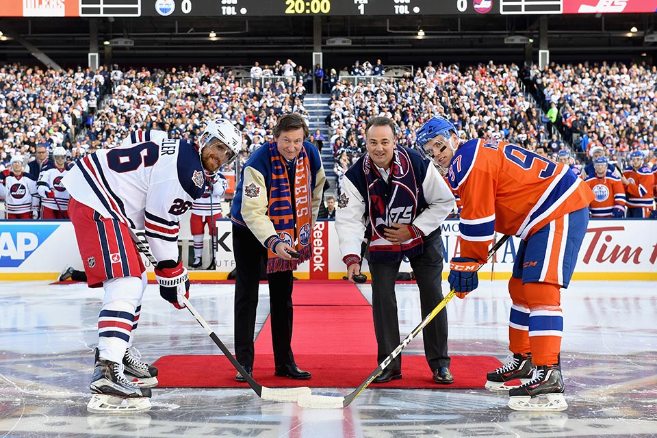 Erffnungsbully beim Heritage Classic mit Wayne Gretzky and Dale Hawerchuk.