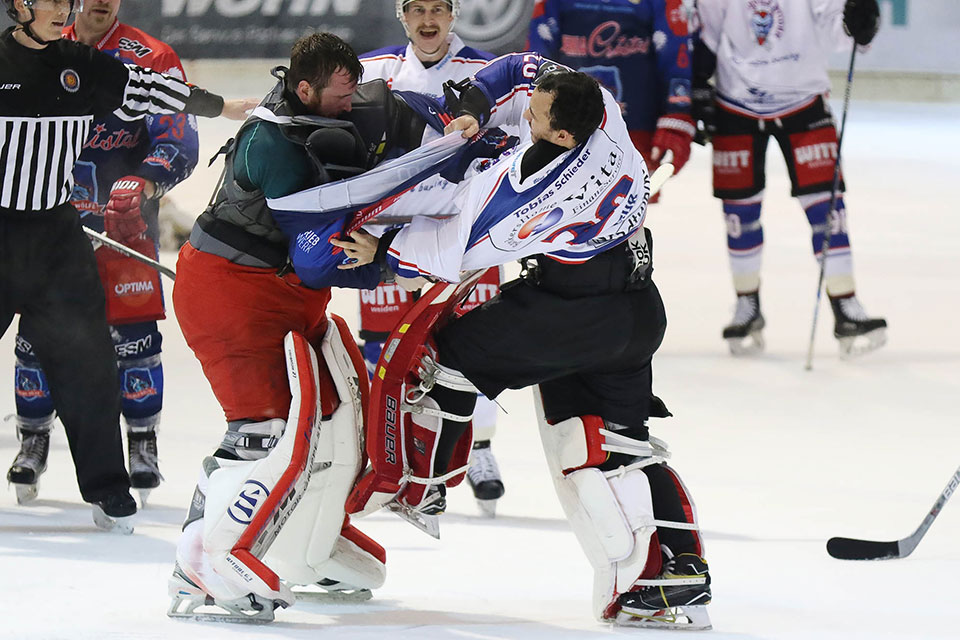 Kampf der Torhter: Wlfe-Goalie Sebastian Stefaniszin gegen Teufel Philip Lehr.