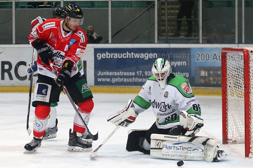 Hchstadts Schlussmann Phillip Schnierstein klrt beim Gastspiel in Regensburg.