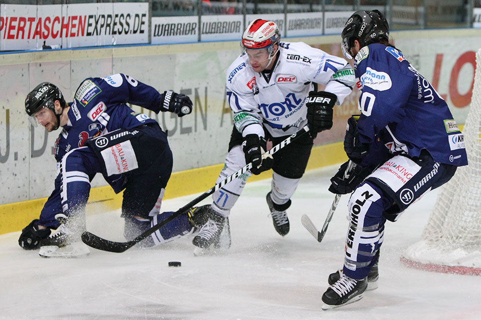 Schwenningens Jerome Samson gegen zwei Iserlohner Gegenspieler.