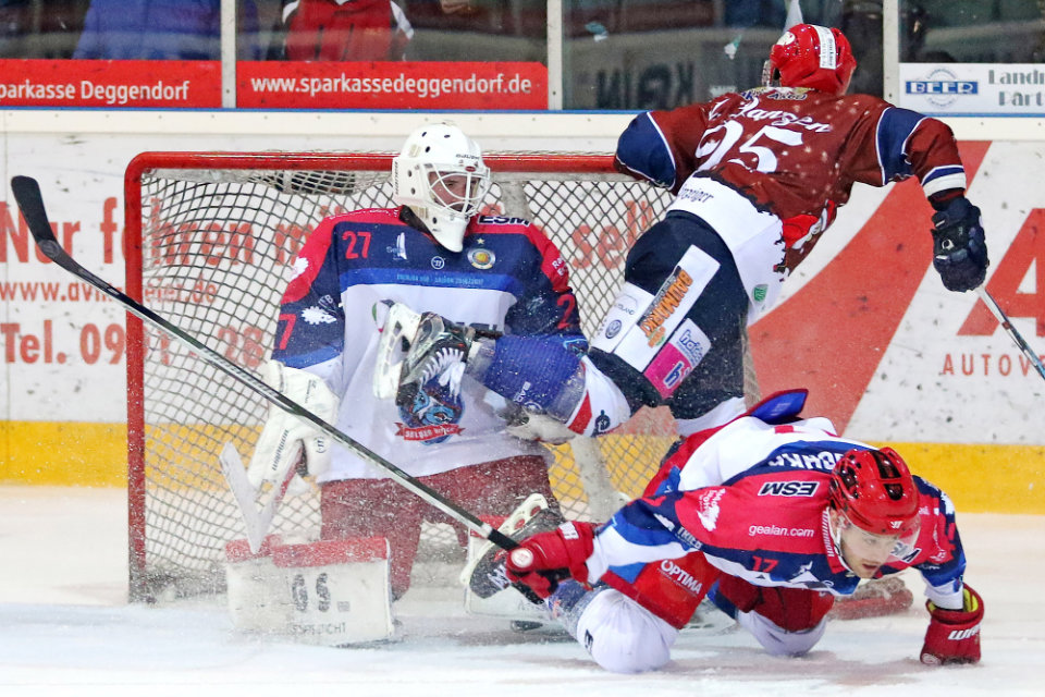 Deggendorfs Janzen gegen Ondruschka (vorne liegend) und Goalie Stefaniszin einen Schritt zu spt.