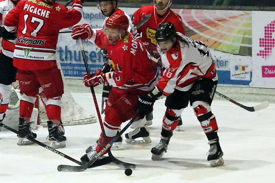 Wedemarks Morczinietz versucht den Puck beim Spiel gegen Duisburg zu erobern.