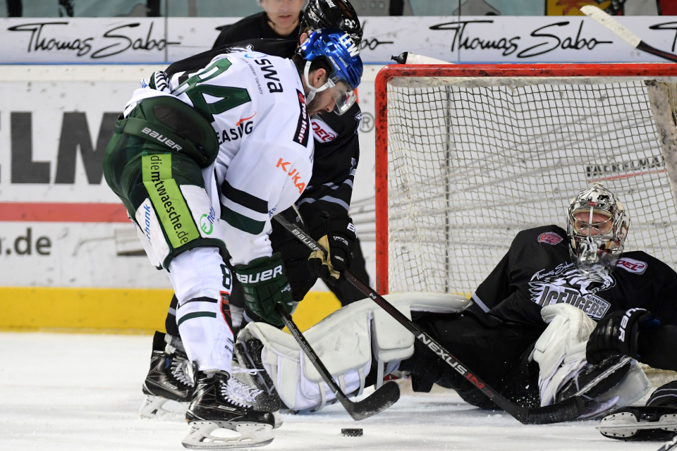 Augsburgs Trevor Parkes gegen Nrnbergs Torwart Andreas Jenike.