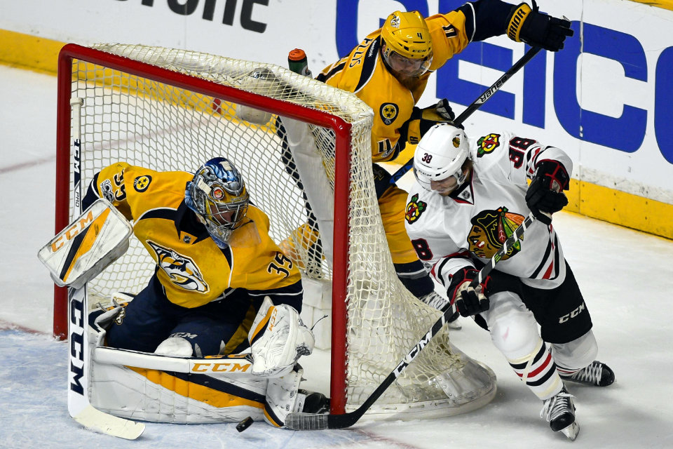 Chicagos Ryan Hartmann gegen Nashvilles Torwart Pekka Rinne.