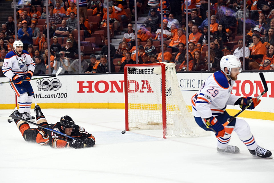 Leon Draisatil trifft zum 5:3 fr die Oilers in Anaheim.