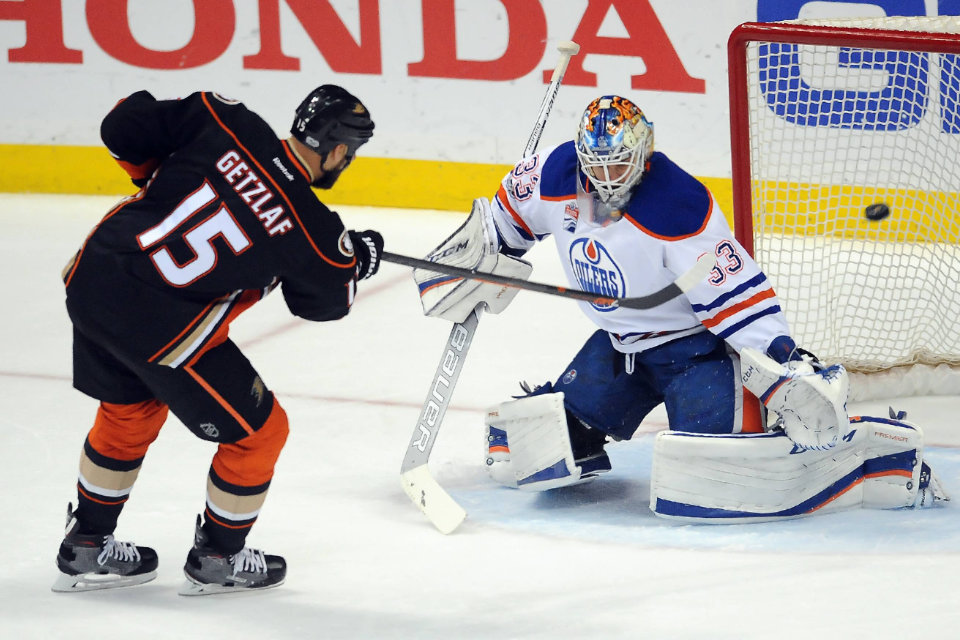 Anaheims Ryan Getzlaf gegen Edmontons Torwart Cam Talbot.