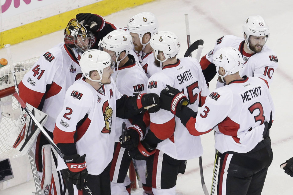 Freude bei den Ottawa Senators nach dem vierten Sieg ber die New York Rangers.