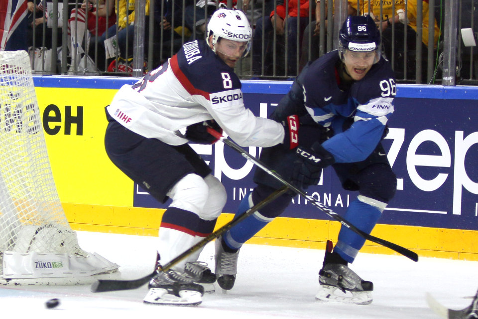 Der US-Amerikaner Jakub Trouba gegen Finnlands Miko Rantanen