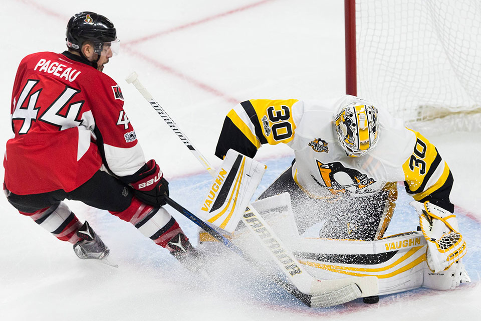 Ottawas Jean-Gabriel Pageau gegen Pittsburgs Torwart Matt Murray.