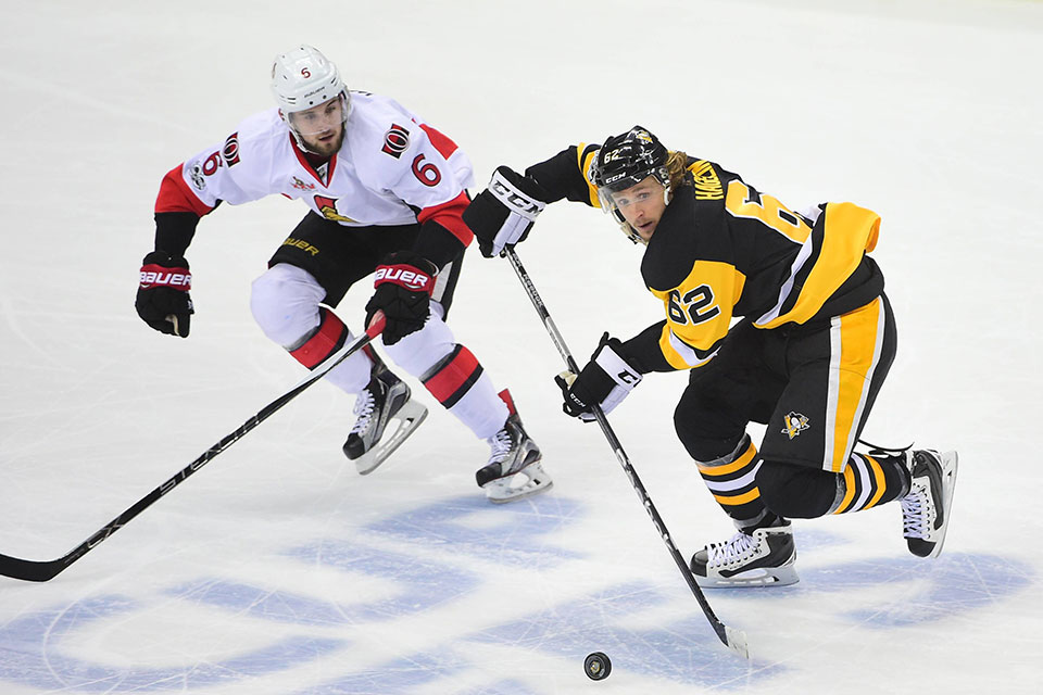 Pittsburghs Carl Hagelin gegen Ottawas Chris Wideman.