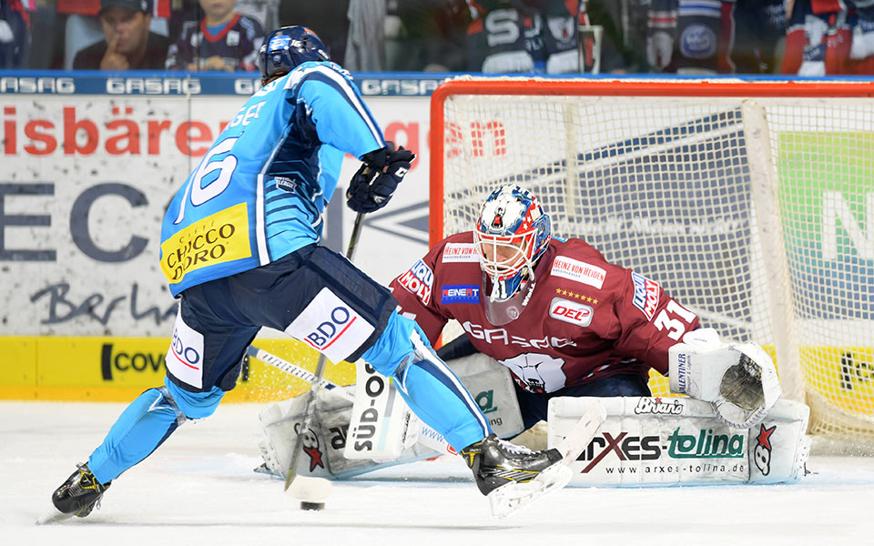 Ambri-Piottas Dominic Zwerge gegen Berlins Torwart Petri Vehanen.