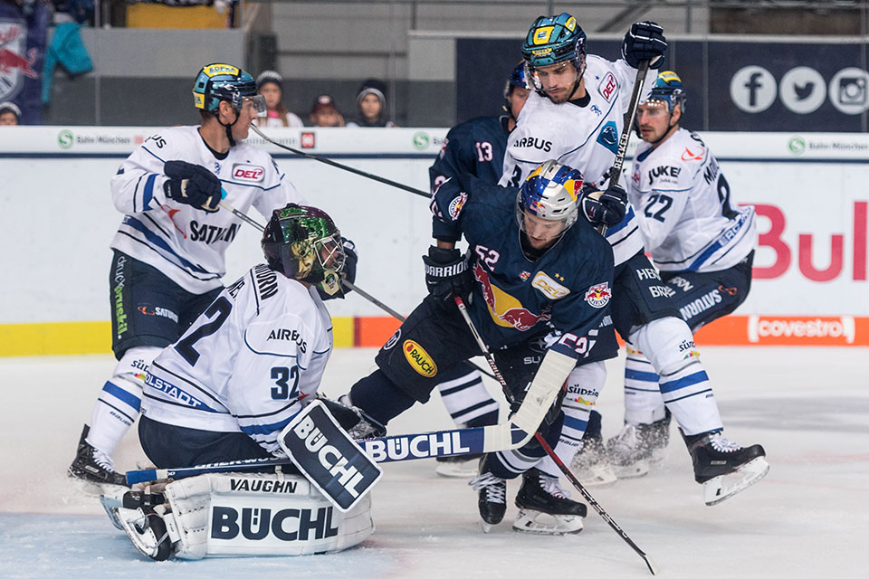 Ingolstadts Torwart Jochen Reimer hat den Puck sicher vor Mnchens Patrick Hager.