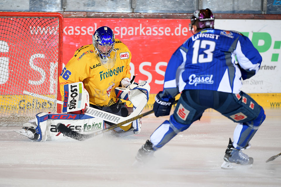 Kassels Michael Christ gegen Weiwassers Torwart Maximilian Franzreb.