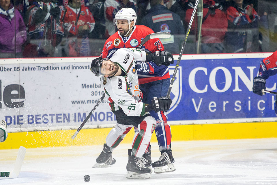 Duell zwischen Hannovers Branislav Pohanka und Hernes Michel Ackers.