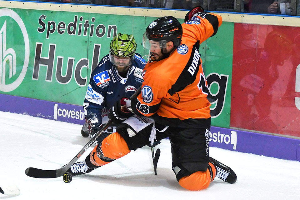 Wolfsburgs Stephen Dixon behauptet den Puck vor Iserlohns Johan Larsson.